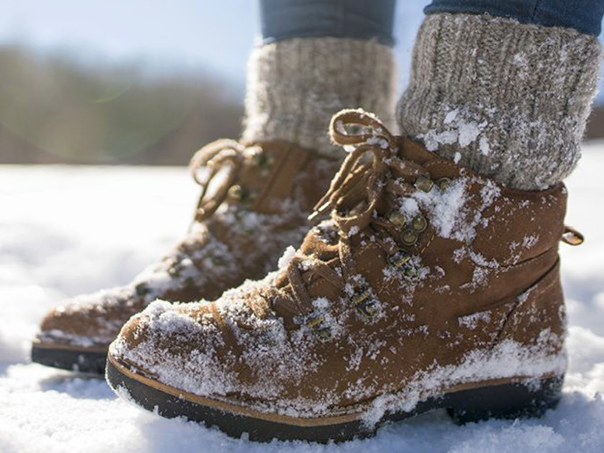 Як вибрати ідеальні черевики для дощової погоди: практичність і стиль